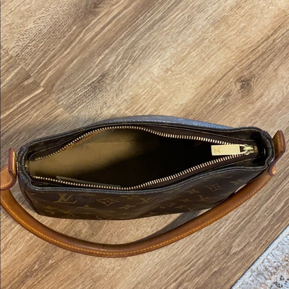 Louis Vuitton Looping MM - Picture 7 of 16